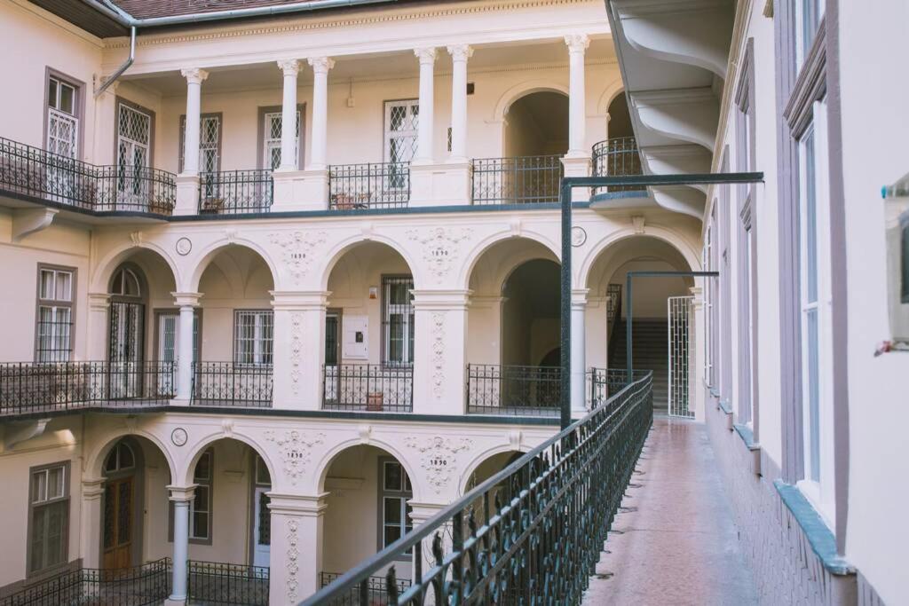 Central Budapest Apartment In Historical Building With Free Private Parking المظهر الخارجي الصورة